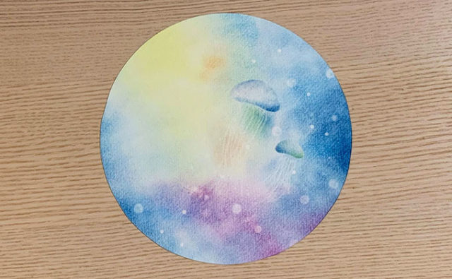 宇宙クラゲと丸いキャンバス